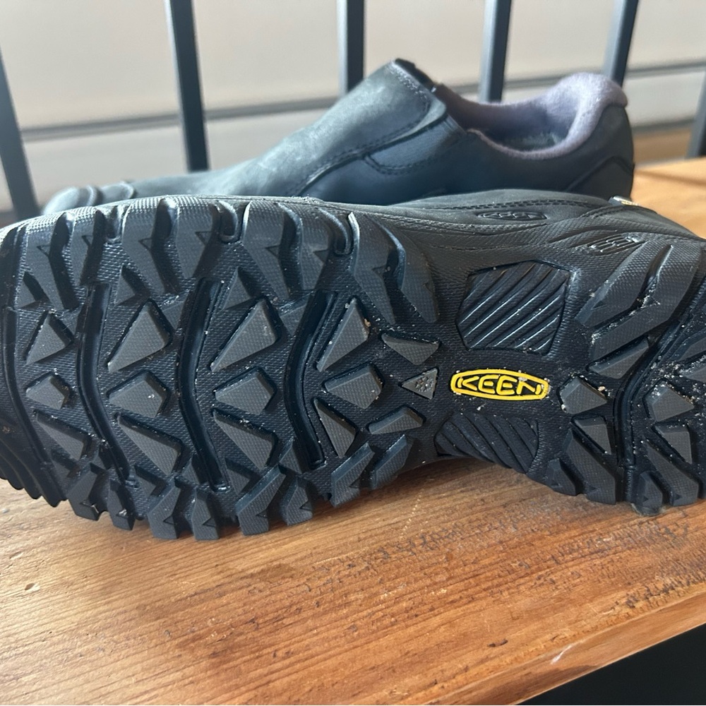 Keen Targhee Black Leather Slip-Ons like new - Picture 2 of 3
